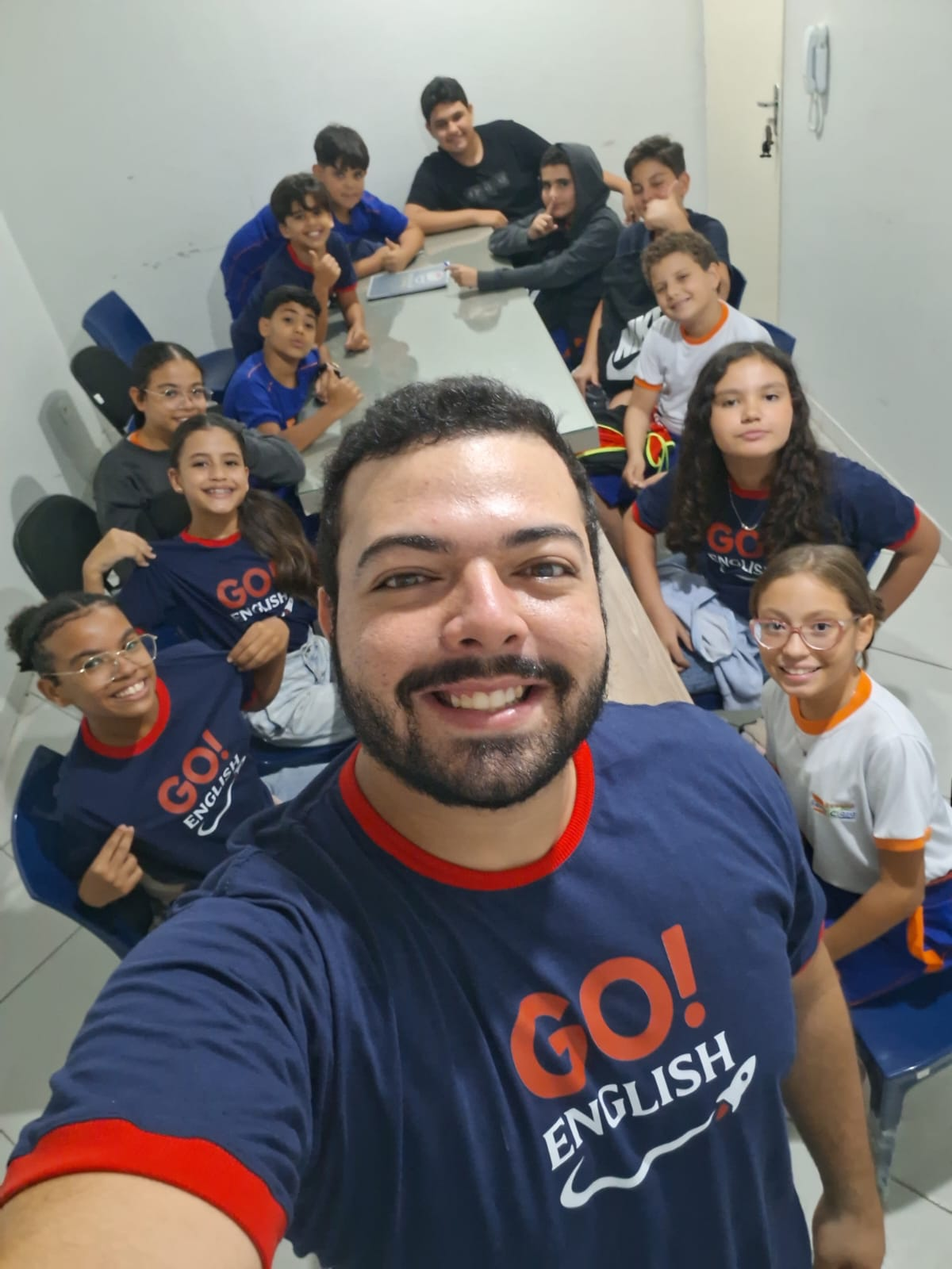 Professor Carlos e alunos Go! English